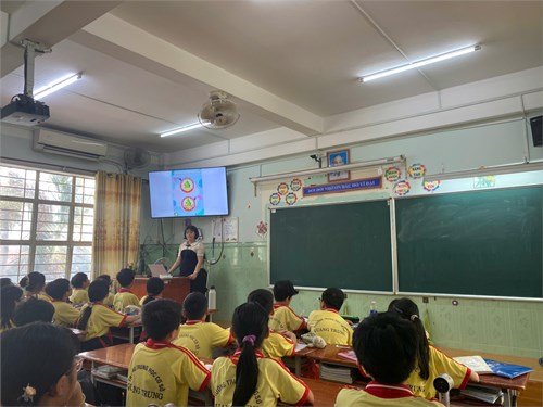Các Phụ trách chi đội triển khai đến đội viên chương trình rèn luyện đội viên năm học 2024 - 2025