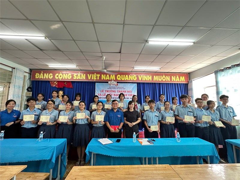 Thứ 2 ngày 19/5/2025, Liên đội với hợp với Chi đoàn nhà trường tổ chức Lễ trưởng thành Đội và Lễ kết nạp đoàn viên cho 76 học sinh lớp 9. Đại biểu tham dự lễ: Đồng chí Vũ Anh Phong - Phó bí thư Đoàn phường 10 và Cô Nguyễn Thị Vân Anh - Phó bí thư chi bộ - Phó hiệu trưởng nhà trường.