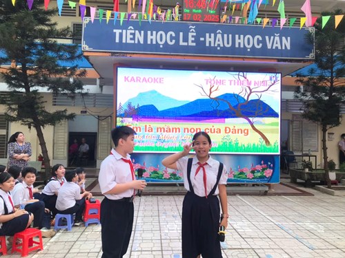 Tiết Hoạt động trải nghiệm, hướng nghiệp khối 7 - Sinh hoạt dưới cờ với các tiết mục thi hát karaoke