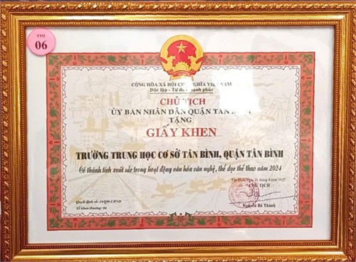 Tập thể trường và giáo viên được khen thưởng vì có thành tích xuất sắc trong hoạt động văn hóa-văn nghệ, thể dục thể thao năm 2024
