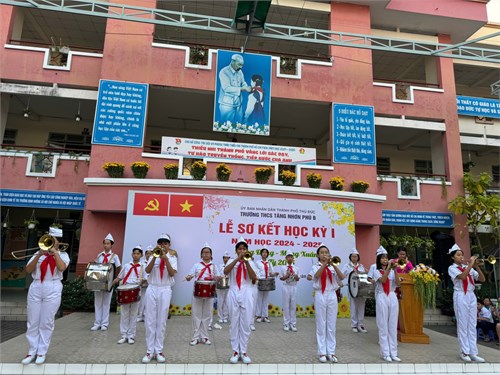 Một số hình ảnh về Lễ Sơ kết học kỳ 1 năm học 2024 - 2025 và tặng quà Tết cho các em học sinh vươn lên trong học tập.