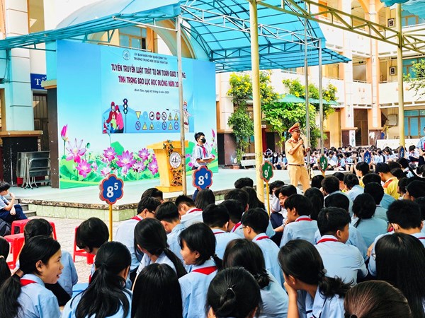 Tuyên truyền, phổ biến giáo dục pháp luật về trật tự, an toàn giao thông cho Học sinh.