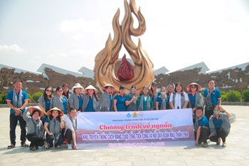 Cán bộ - Giáo viên - Nhân viên Trường THCS Tân Tạo hướng về nguồn tại Khu truyền thống cách mạng cuộc tổng tiến công và nổi dậy xuân Mậu Thân 1968