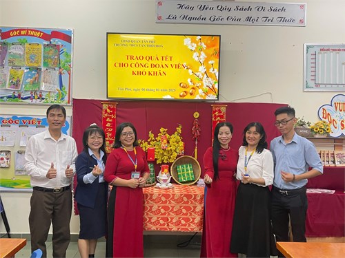Trường THCS Tân Thới Hòa tổ chức trao quà Tết cho công đoàn viên khó khăn
