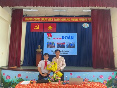 Chi đoàn THCS Tân Thới Hoà tổ chức lớp bồi dưỡng cảm tình Đoàn cho các bạn học sinh dưới sự dạy dỗ nhiệt tình của thầy Nguyễn Văn Kiều - Báo cáo viên lớp Cảm tình Đoàn.