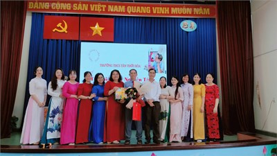 Trường THCS Tân Thới Hòa tổ chức buổi chia tay thầy Nguyễn Tánh về hưu