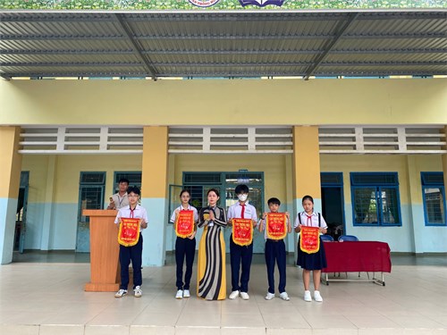Sinh hoạt dưới cờ tuần 24