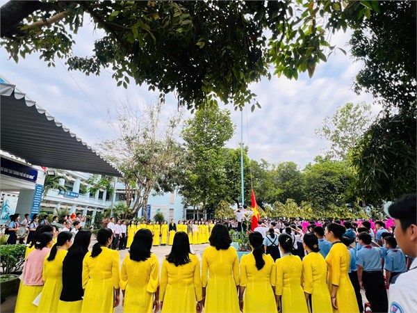 Tập thể đảng viên Chi bộ trường THCS Thị Trấn 2 - Chào mừng 95 năm thành lập Đảng Cộng Sản Việt Nam (03/02/1930-03/02/2025)
