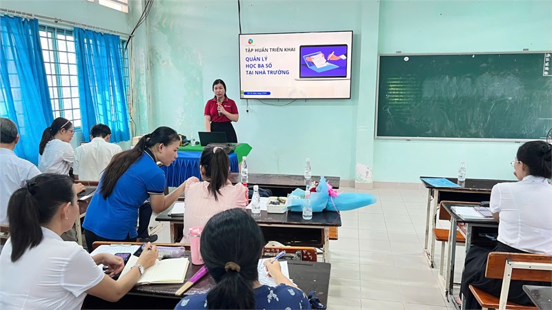 Tập huấn Học bạ số cho CBQL, giáo viên nhà trường