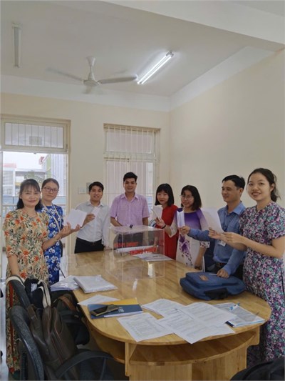 Họp tổ bỏ phiếu chọn sách giáo khoa năm học 2024-2025