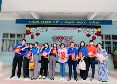 Công đoàn trường Trần Văn Quang tặng quà tết cho Công đoàn viên nhân dịp tết Ất Tỵ