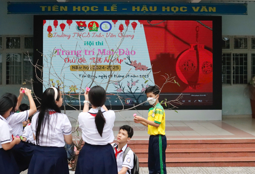 Chi đoàn phối hợp Liên đội tổ chức hội thi Trang trí Mai Đào với chủ đề  Tết ấm áp  năm học 2024-2025