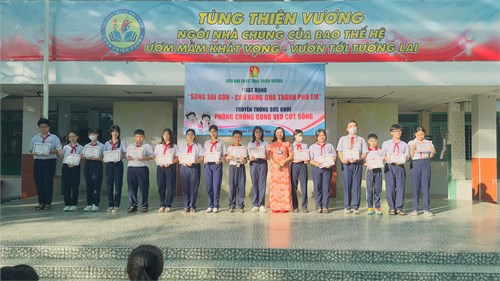 Hình ảnh lễ phát thưởng học sinh đạt thành tích cao trong hội thi tìm hiểu về Bác