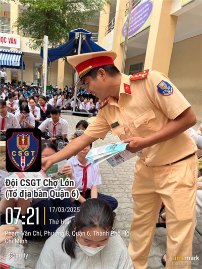 Tuyên truyền luật trật tự, an toàn giao thông đường bộ.
