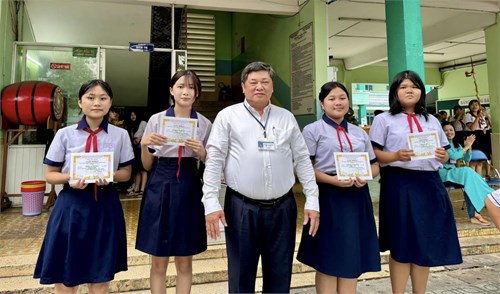 Khen thưởng Học sinh đạt thành tích hội thi Nét vẽ xanh cấp trường
