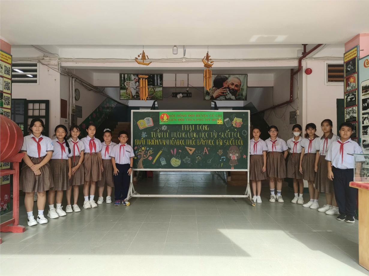 tham quan Không gian văn hóa Hồ Chí Minh của trường