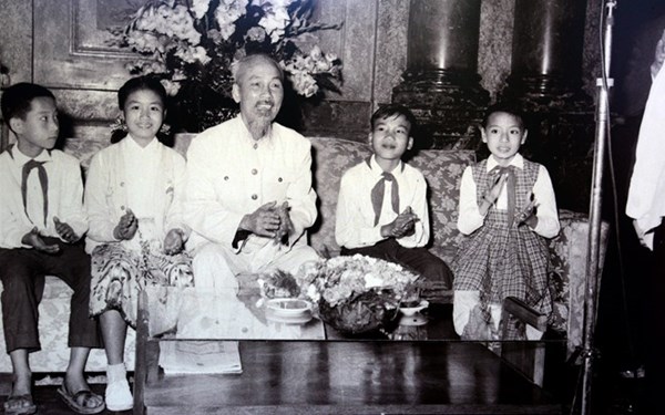 dai-bieu-thieu-nhi-thu-do-den-chuc-tet-bac-ho-tai-phu-chu-tich-ngay-1-1-1959_61202410.jpg